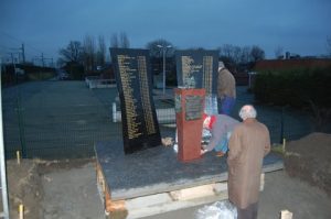 Plaatsing van het monument ter nagedachtenis van de treinramp in Harmelen